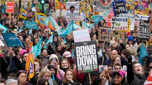 Demonstranten haben sich in London in der Nähe der Downing Street versammelt.