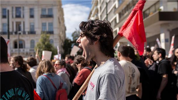 Proteste und Streiks nach Zugunglück in Griechenland Demonstranten in Athen: Die großen Gewerkschaften des Landes hatten zu dem Streik aufgerufen. Wegen des schweren Zugunglücks mit 57 Toten vergangene Woche steht vor allem die Privatisierungspolitik des Staates in der Kritik.