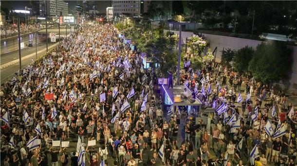 Demonstranten in Tel Aviv fordern die Freilassung der Geiseln, die im Gazastreifen von den Terroristen der Hamas festgehalten werden.