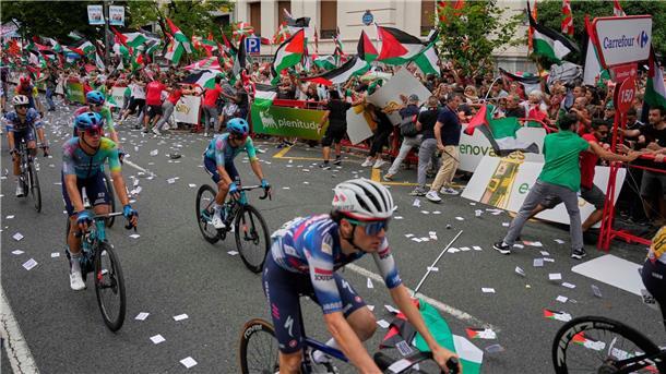 Nach Vuelta-Eklat: Kritik an propalästinensischen Protesten Demonstranten mit palästinensischen Fahnen sorgen bei der Vuelta für chaotische Zustände.