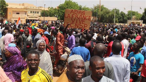 Große Sorgen um entmachteten Präsident Bazoum im Niger Demonstranten nehmen kurz nach dem Putsch Ende Juli in Nigers Hauptstadt Niamey an einem Marsch zur Unterstützung der Militärjunta teil.