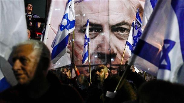 Demonstranten nehmen mit israelischen Fahnen an einem Protest gegen die Pläne der israelischen Regierung teil.