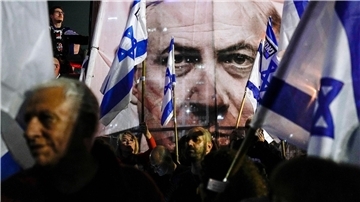 Demonstranten nehmen mit israelischen Fahnen an einem Protest gegen die Pläne der israelischen Regierung teil.