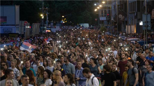 Serbien: Untersuchungsausschuss zu Massakern ausgesetzt Demonstranten protestieren am 09.06.2023 in Belgrad gegen den Umgang der serbischen Regierung mit den Amokläufen.
