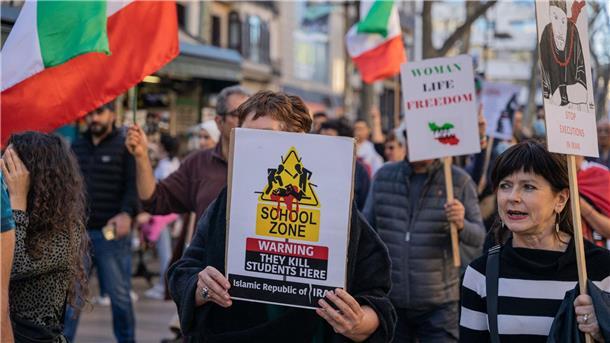 Iranischer Geheimdienst mit Bericht zu Vergiftungswelle Demonstranten protestieren in Barcelona mit Plakaten und Fahnen gegen eine mutmaßliche Vergiftungswelle in Schulen in Iran.