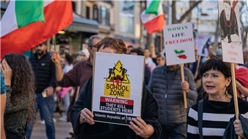Demonstranten protestieren in Barcelona mit Plakaten und Fahnen gegen eine mutmaßliche Vergiftungswelle in Schulen in Iran.