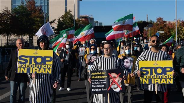 UN-Experte: 2023 schon mehr als 140 Hinrichtungen im Iran Demonstranten protestieren in Berlin gegen Hinrichtungen im Iran (Archivbild).