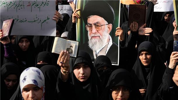 Nach Koran-Verunglimpfung: Proteste im Irak und Iran Demonstranten protestieren mit Kopien des Korans und Porträts des iranischen Obersten Führers Khamenei vor der schwedischen Botschaft.