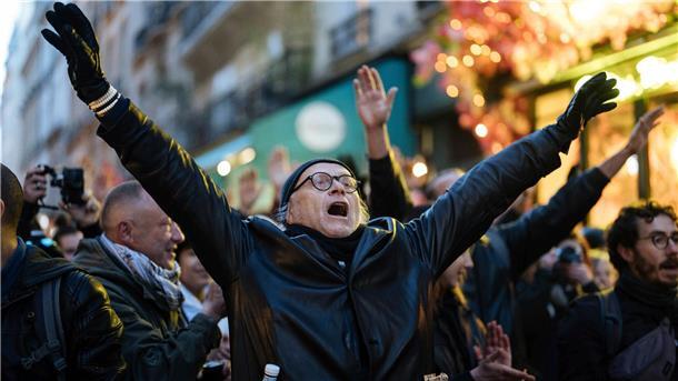Frankreich: Rentenrefom beschlossen, Regierung abgestraft Demonstranten skandieren in Paris Slogans gegen die geplante Rentenreform.
