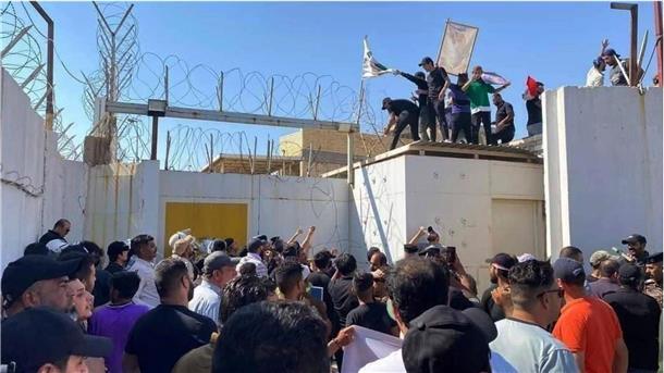 Proteste im Irak und Iran nach Koranverbrennung in Schweden Demonstranten stürmen die schwedische Botschaft in Bagdad, um gegen die Verbrennung eines Korans in Stockholm zu protestieren.