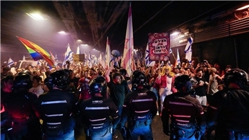 Demonstranten und Polizisten stehen sich in Tel Aviv gegenüber.