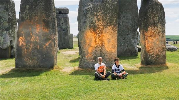 Klimademonstranten besprühen Stonehenge mit Farbe Demonstranten von „Just Stop Oil“ sitzen vor dem Steinmonument Stonehenge, das sie zuvor mit orangener Farbe besprüht haben.