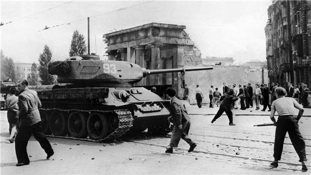Jahrestag des DDR-Volksaufstands: Bundestag für Denkmal Demonstranten werfen am 17. Juni 1953 in Berlin mit Steinen auf sowjetische Panzer.