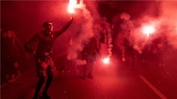 Bilder des Tages Demonstranten zünden Fackeln bei einer Kundgebung zum ersten Jahrestag der Bahnhofskatastrophe in Novi Sad an.