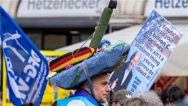 Tausende demonstrieren bei Münchner Sicherheitskonferenz Demonstrantinnen und Demonstranten haben sich in München am Rande der Sicherheitskonferenz versammelt.