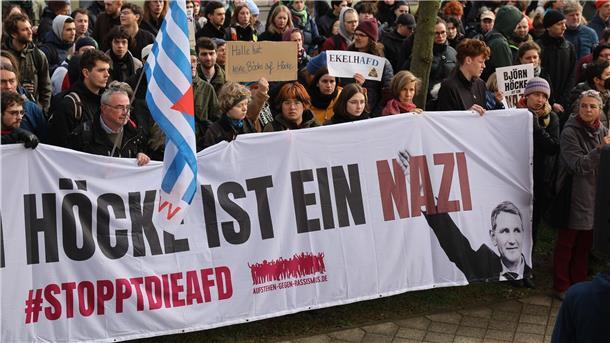 Höcke wegen SA-Parole vor Gericht Demonstrantinnen und Demonstranten protestieren am Justizzentrum in Halle gegen Björn Höcke.