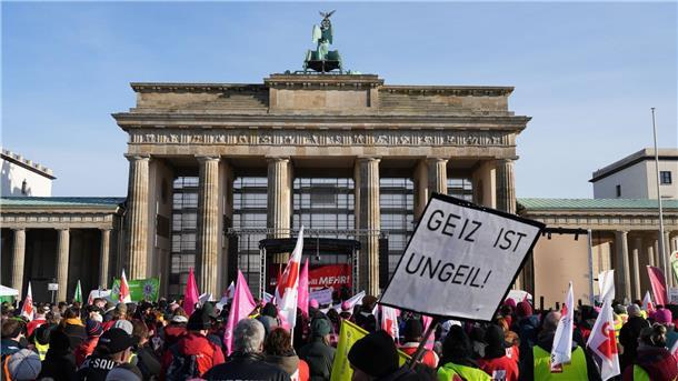 Mehrere Tausend Teilnehmer bei „Stadtstaatenstreik“ Demonstration am Brandenburger Tor in Berlin.
