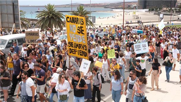 Demonstrationen gegen Massentourismus auf den Kanaren Demonstration gegen das Massentourismusmodell auf Fuerteventura.