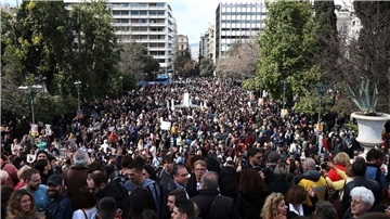 Demonstration gegen die Zustände bei der Bahn auf dem Syntagma-Platz in Athen: Immer neue Details zeigen, wie schwer das Versagen der Bahn und der Behörden war, das zu dem Frontalzusammenstoß mit 57 Toten führte.