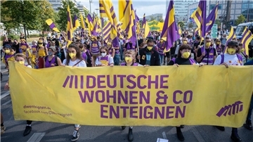 Demonstration in Berlin für die Enteignung großer Wohnungsunternehmen (Archivbild).