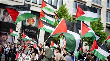 Demonstration nach der Auflösung der „Palästina Konferenz“ in Berlin-Mitte. Die Berliner Polizei hat den umstrittenen Kongress, der eigentlich bis Sonntag dauern sollte, am Freitag aufgelöst.