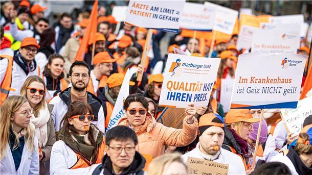 Warnstreik: Ärzte an Unikliniken machen Druck im Tarifstreit Demonstration von Uniklinik-Medizinern auf dem Opernplatz in Hannover.