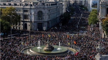 Demonstration zur Unterstützung der öffentlichen Gesundheitsversorgung auf dem Cibeles-Platz.