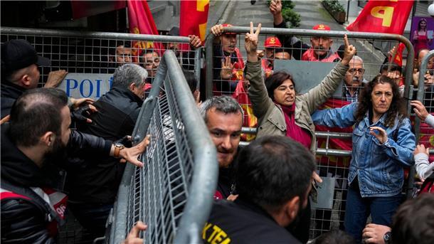 Polizei verhindert Mai-Protest in Istanbul Demonstrierende geraten in Istanbul mit Polizeibeamten aneinander. Dutzende Menschen, die versuchten, den Taksim-Platz zu erreichen, wurden festgenommen.