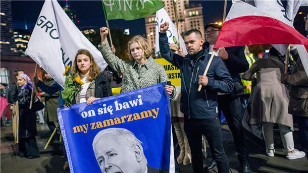 Demonstrierende halten eine Fahne mit dem Abbild von Jaroslaw Kaczynski. Hunderte Menschen zogen durch die Straßen Warschaus, um gegen die Politik der Regierung zu demonstrieren.