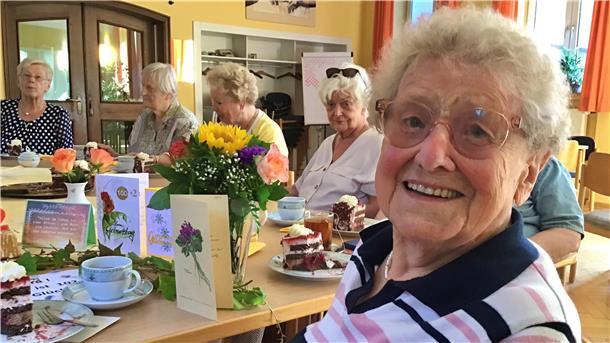 Die Bremerhavenerin Gerda Borck ist 102 Jahre jung und feiert den Geburtstag im Kreis von Freundinnen und Familie in der Gemeindestube der Bürgermeister-Smidt-Gedächtniskirche.