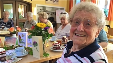 Die Bremerhavenerin Gerda Borck ist 102 Jahre jung und feiert den Geburtstag im Kreis von Freundinnen und Familie in der Gemeindestube der Bürgermeister-Smidt-Gedächtniskirche.
