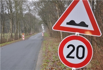 Den 56 Kilometer Moorstraßen, die der Landkreis zu unterhalten hat, setzen der Klimawandel und steigende Verkehrsbelastung zu. Die Fahrbahnen brechen, reißen und sacken ab. Die Kreisverwaltung sucht nach einer nachhaltigen Lösung, um des Dauerproblems Herr zu werden.