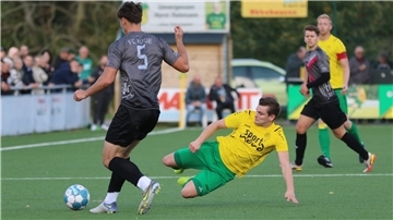 TSV Abbehausen mit Adrian Dettmers gegen FC Hude in der Fußball-Bezirksliga