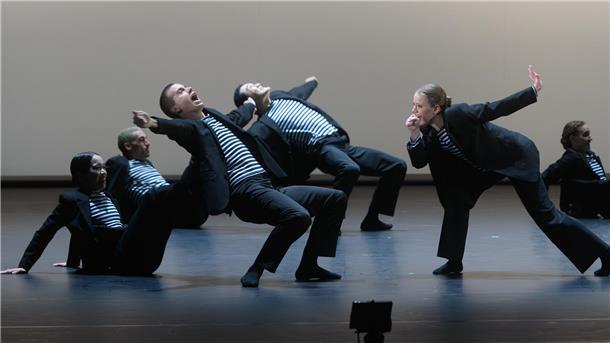 Den Abend eröffneten die Bremerhavener Tänzer und Tänzerinnen mit „Le Fil Rouge“ aus der aktuellen Produktion „Emotions of Dance“.
