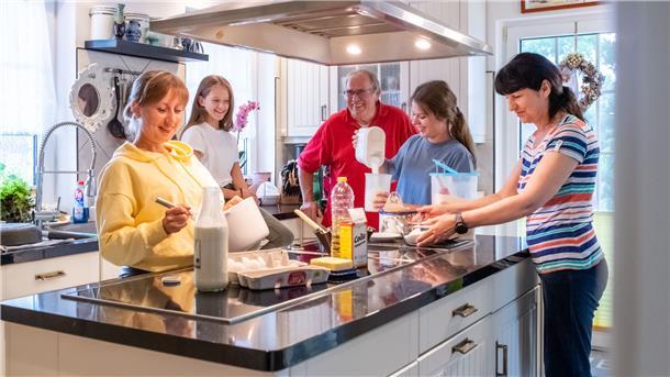 Den Alltag versüßen: Liudmyla, Kristina, Zarina und Nina bereiten mit Gastgeber Thomas Lang in der heimischen Küche in Langen einen Pfannkuchen nach ukrainischem Rezept zu.