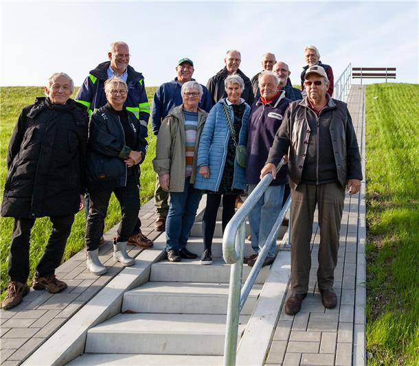 Den Belastungstest hat die neue Treppe im Deich von Spieka-Neufeld bestanden.