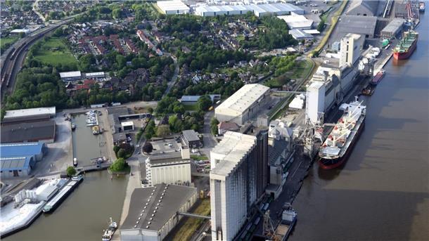 Fische, Obst und dicke Pötte: Darauf können sich die Butjadinger Senioren freuen Braker Hafen mit Schiffen und seinen Siloanlagen aus der Luft fotografiert.
