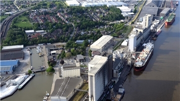 Braker Hafen mit Schiffen und seinen Siloanlagen aus der Luft fotografiert.