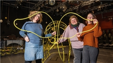 Den Fisch haben die Schlosser im Stadttheater als Klettergerüst selbst hergestellt. Bianca Sue Henne (Dramaturgie), Lisa Fütterer (Bühne und Kostüme) und Annika Ellen Flindt (v. links) freuen sich auf die Kinderoper „Gold!“ im JUB!.