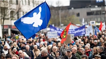 „Den Frieden gewinnen - nicht den Krieg!“: Demonstranten in Berlin mit einer Friedenstaube-Flagge.
