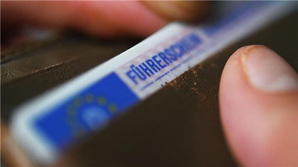 Den Führerschein zu machen, kostet viel Geld. Nach Willen der Union sollen verschiedene Maßnahmen die Kosten senken.