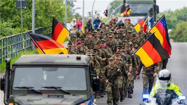 120 Kilometer: Soldaten marschieren in Gedenken an Gefallene Den Gedenkmarsch gibt es in diesem Jahr zum achten Mal.