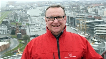 Den Hafen im Rücken: Beim Fototermin mit Uwe Schmidt auf der Aussichtsplattform des Sail-City-Gebäudes ist es windig und regnerisch, „typisch Bremerhaven“, so der SPD-Bundestagsabgeordnete. Als „Lotse“ der SPD-Küstengang vertritt er die Interessen der Küsten-Bundesländer.