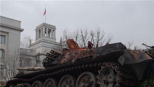 Panzerwrack aus Ukraine steht jetzt vor russischer Botschaft Den Initiatoren der Aktion zufolge ist der Panzer am 31. März beim Angriff der russischen Armee auf Kiew auf eine Mine gefahren und durch die Explosion zerstört worden.