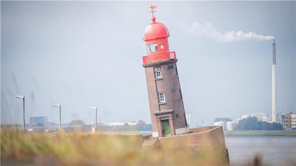 kippender Molenturm in Bremerhaven