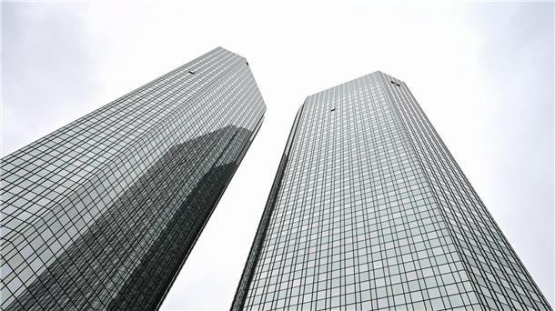 EY: Europas führende Banken schließen zur US-Konkurrenz auf Den nun veröffentlichten EY-Berechnungen zufolge kletterte der Nettogewinn der nach Bilanzsumme zehn größten Banken in Europa, zu denen als einziges deutsches Institut die Deutsche Bank zählt, im ersten Halbjahr zum Vorjahreszeitraum um 80 Prozent auf fast 75 Milliarden Euro.