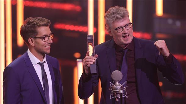 Den Preis für die beste Reportage nahmen Steen Lorenzen (r) und Stephan Ziegert für ihren siebenteiligen Radiopodcast „Teurer Wohnen“ mit nach Hause.