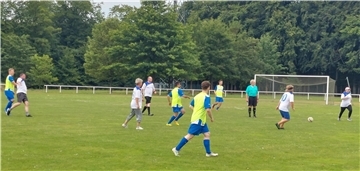 Menschen spielen Fußball
