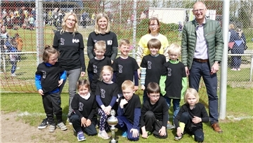 Team der Kita Naseweis aus Loxstedt mit ihren Erzieherinnen, mit Bürgermeister Detlef Wellbrock und mit dem gewonnenen Hummelhus-Cup