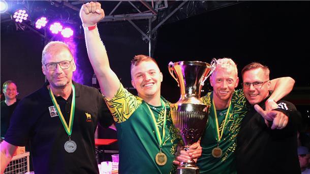 Den Turniersieg sicherten sich Lennard Schröder und Maik Müller (Zweiter beziehungsweise Dritter von links) vom Team „Restpromille“. Das Team „Veterano“, bestehend aus Geert Harms (links) und Tomas Hauke, landete auf Platz zwei.